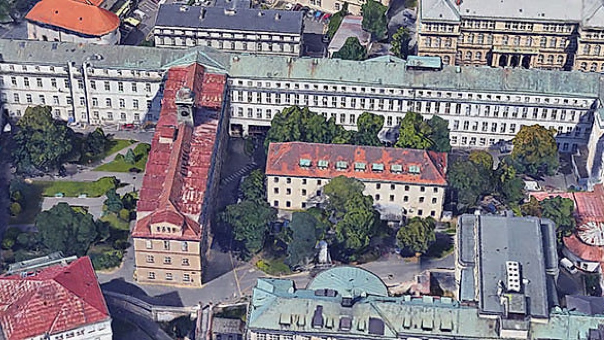 Rozlehlý areál nemocnice v blízkosti Karlova náměstí